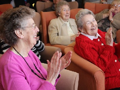 personas mayores felices